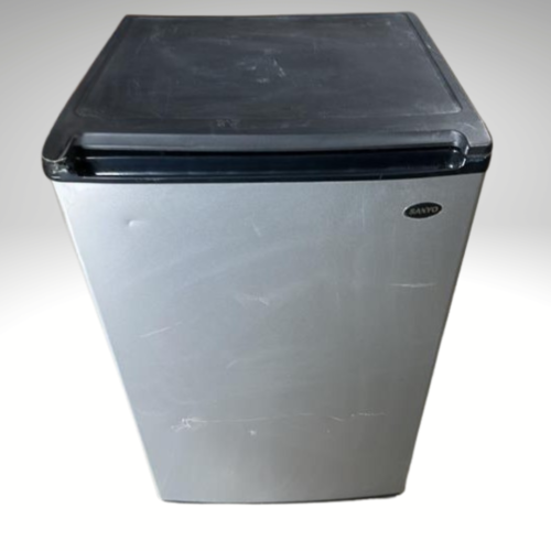 SANYO Mini Fridge – Single Door